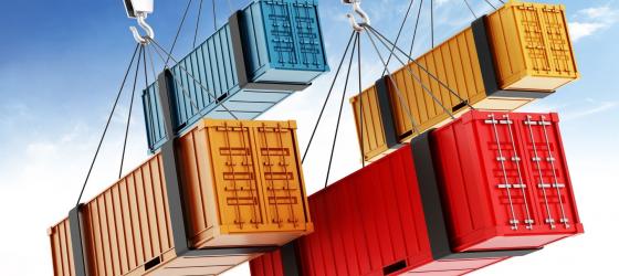 containers colorati sollevati in aria