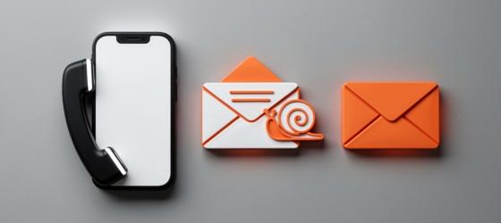 Icone di comunicazione con smartphone e buste arancioni